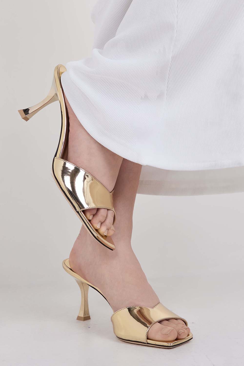 תמונת כל הלוק של נעלי עקב מיולס